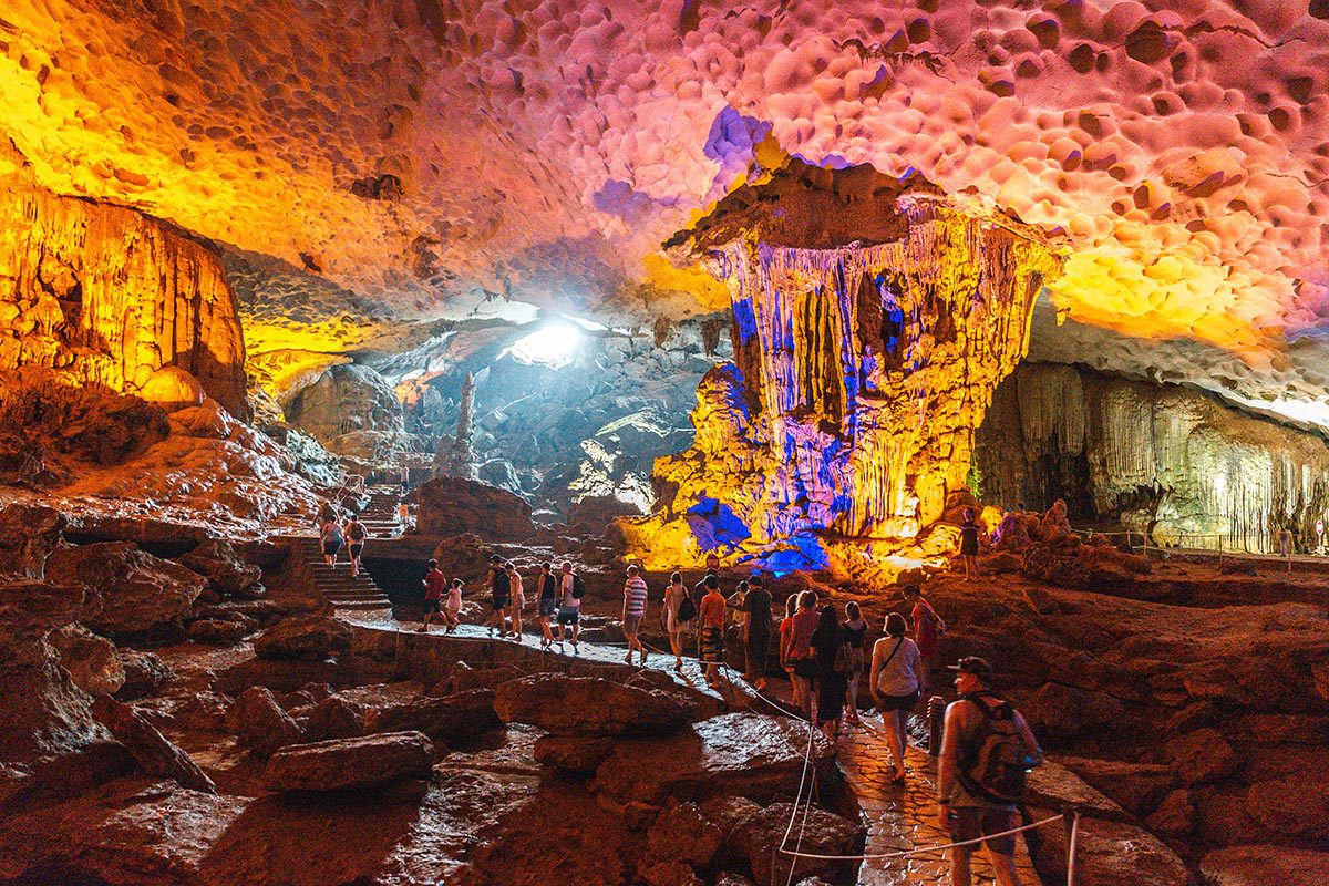 Intérieur de la grotte Sung Sot dans la baie d'Halong