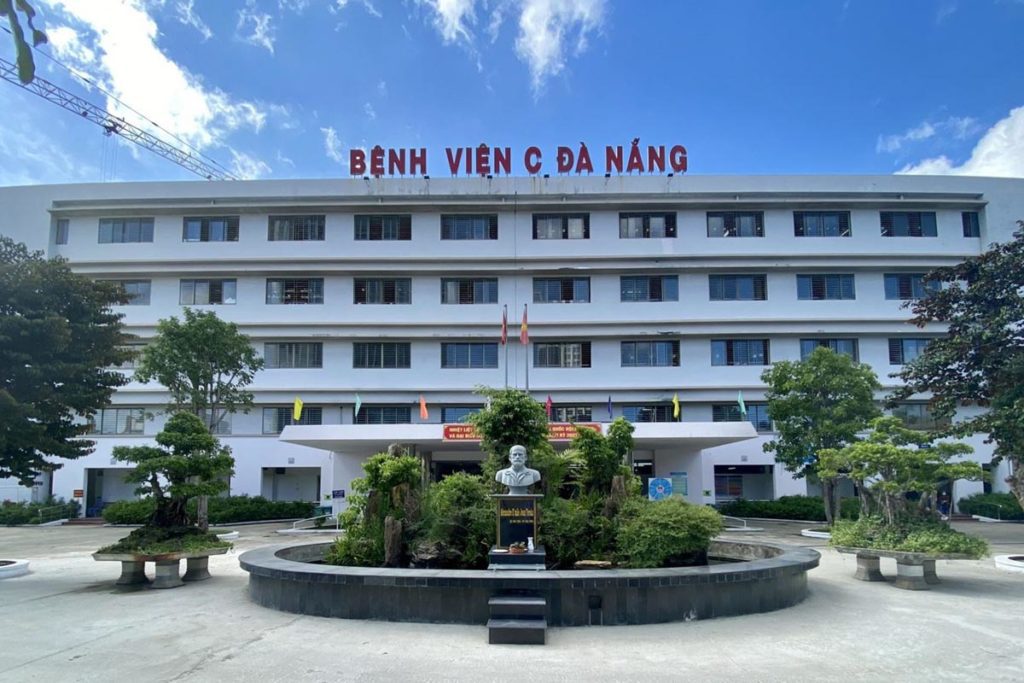 Devant l'hôpital C de Da Nang