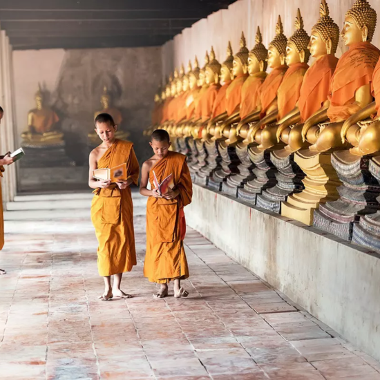 Novices dans une pagode de Thailande