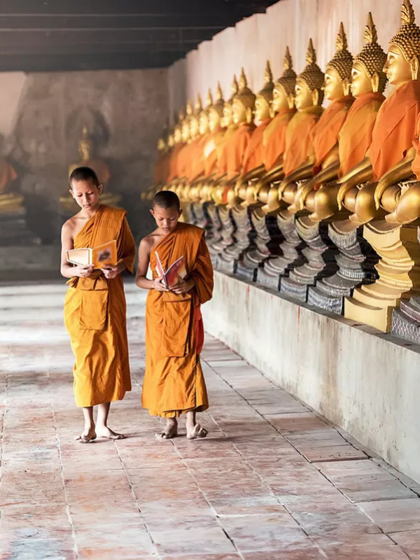 Novices dans une pagode de Thailande