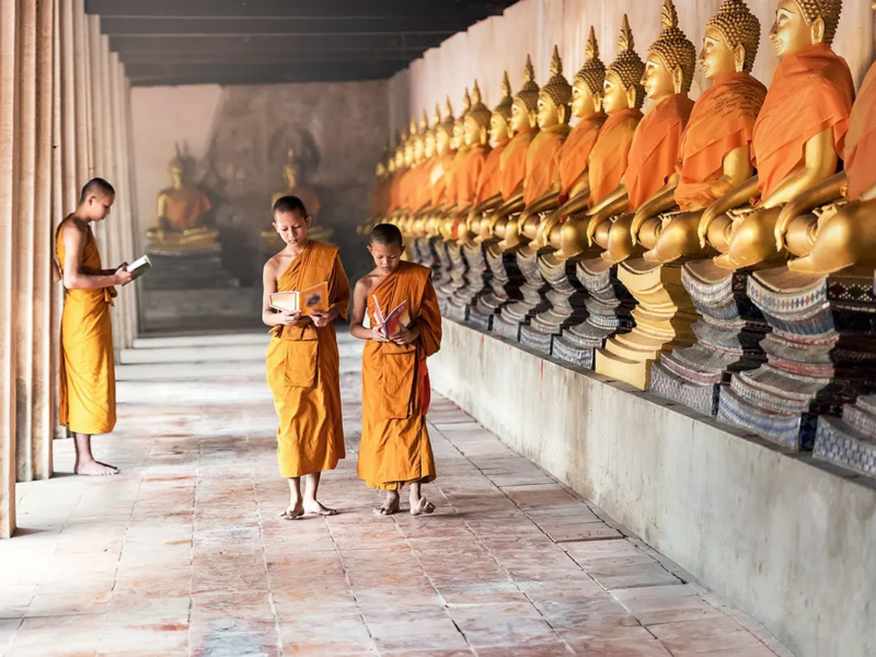 Novices dans une pagode de Thailande