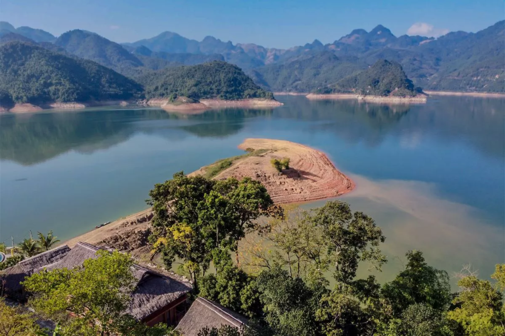 Le lac Hoa Binh, Vietnam