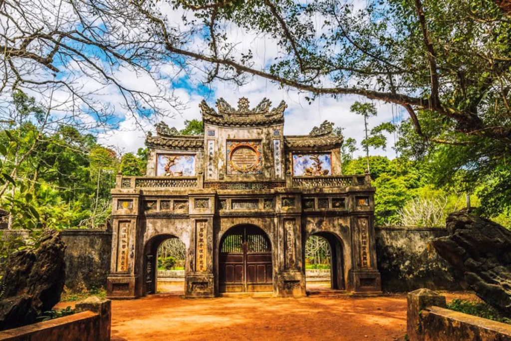 Porte d'entrée de la pagode Tu Hieu, Hue