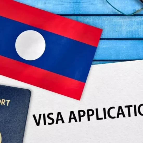 Une personne tient dans ses mains son passeport avec le visa du Laos