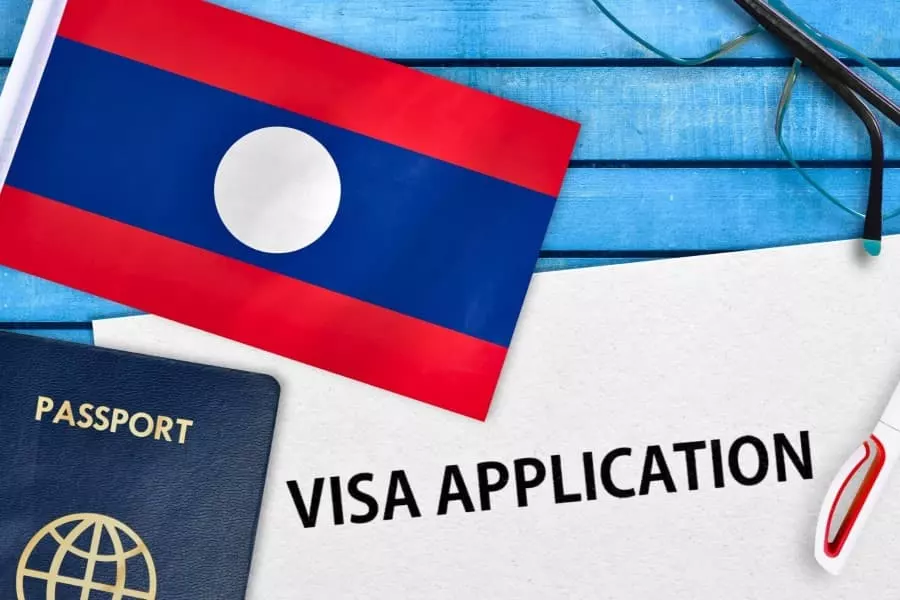 Une personne tient dans ses mains son passeport avec le visa du Laos