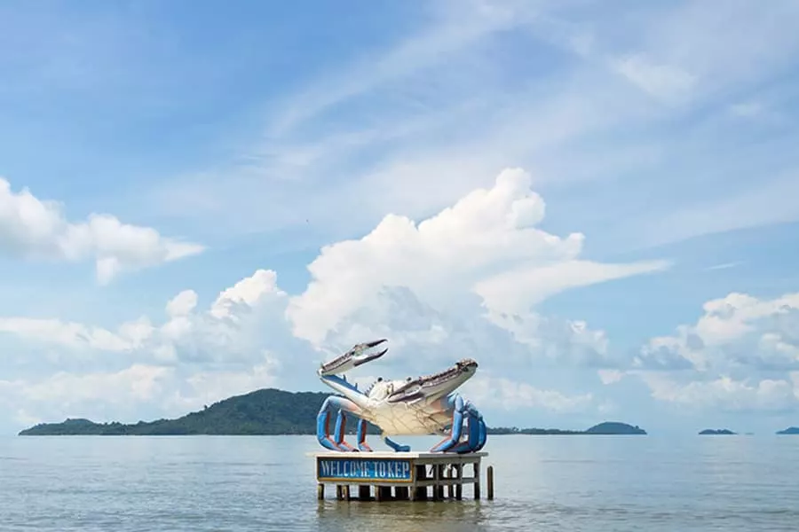 La sculpture représentant un crabe dans l'eau disant la bienvenue aux visiteurs à Kep