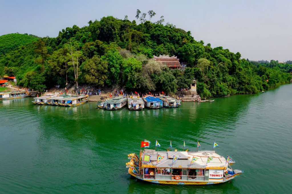 Les bateaux amenant au temple Hon Chen, près de Hue