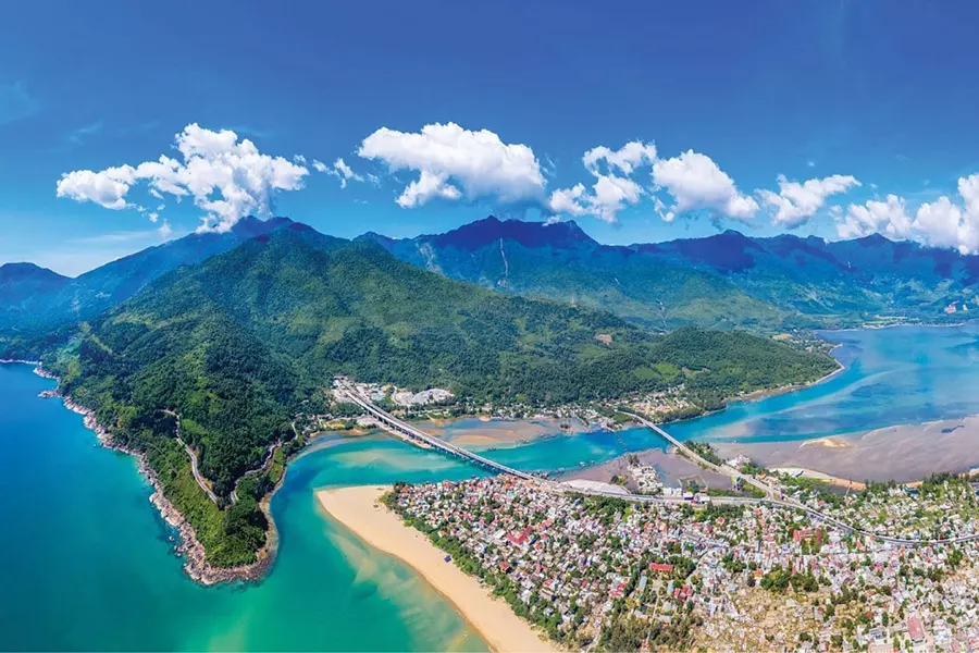 La plage de Lang Co vue du ciel