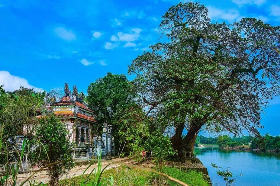 L'entrée du village de Phuoc Tich au bord de rivière, Hue