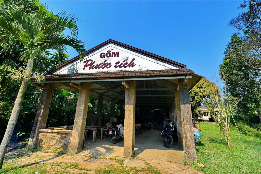 Entrée d'un atelier de poterie à Phuoc Tich