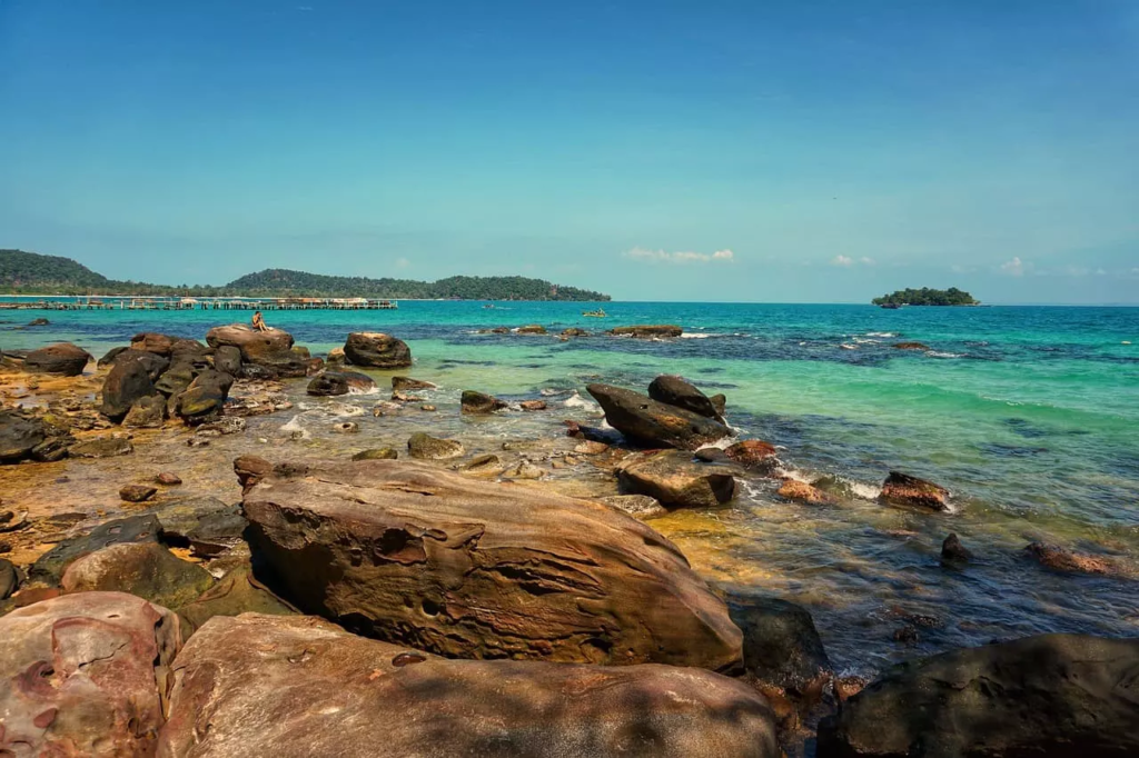 La beauté de l'eau transparente depuis une plage au Cambodge.