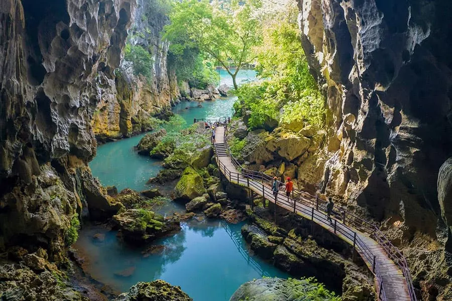 Vue du chemin dans la "dark cave" dans le parc national de Phong Nha Ke Bang