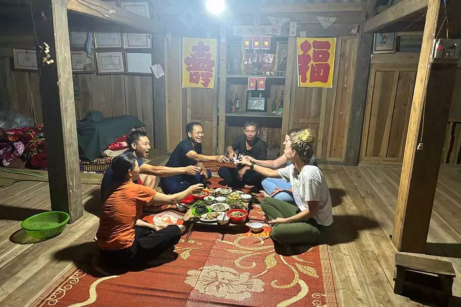 Soirée chez l'habitant dans une maison traditionnelle à Hoang Su Phi