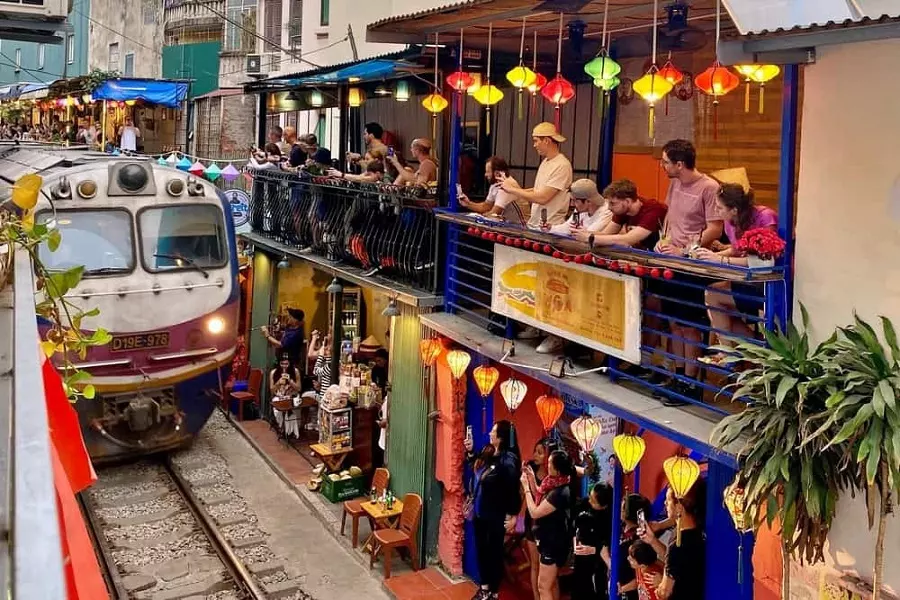 Hanoi train street - Get Visa Vietnam