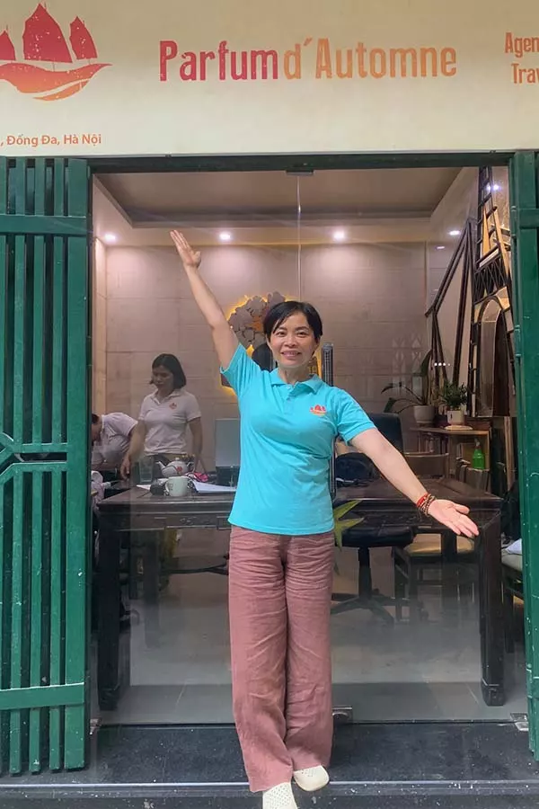 Mme Huong, directrice de l'agence Parfum d'Automne, devant les locaux de l'agence