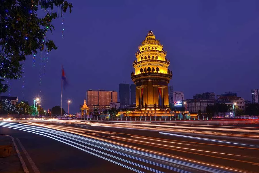 Low exposure photograph with the lightning of the cars and the Independence Monument in the background.