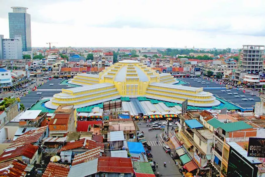 Vue aérienne du marché central de Phnom Penh avec son fameux dôme jaune.