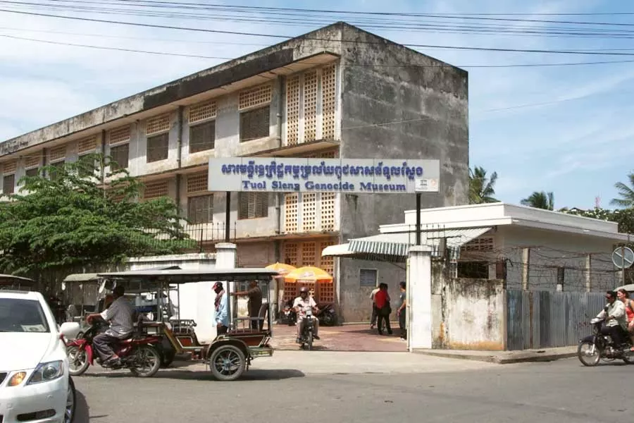 Vue extérieure de l'entrée de Tuol Sleng Genocide Museum (S-21)