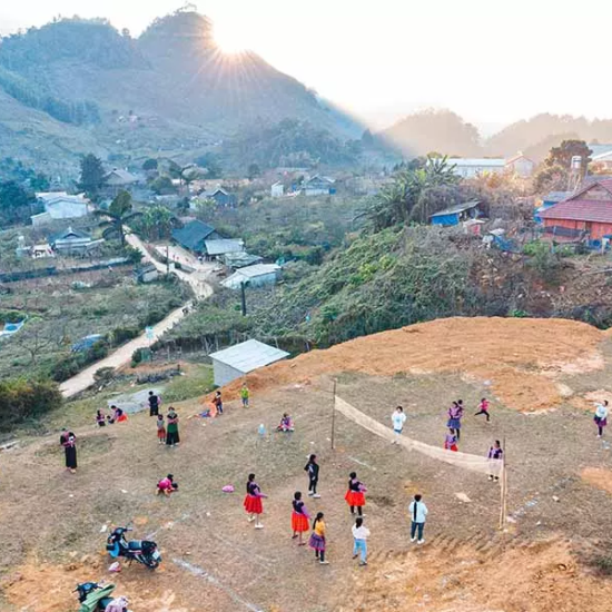 Jeunes Hmong jouant au volleyball dans la vallée de Hua Tat, district de Moc Chau