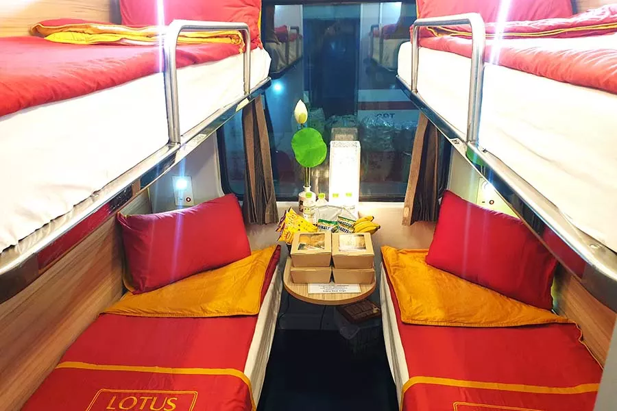 Vue d'une cabine 4 couchettes dans un wagon de train de la compagnie Lotus au Vietnam