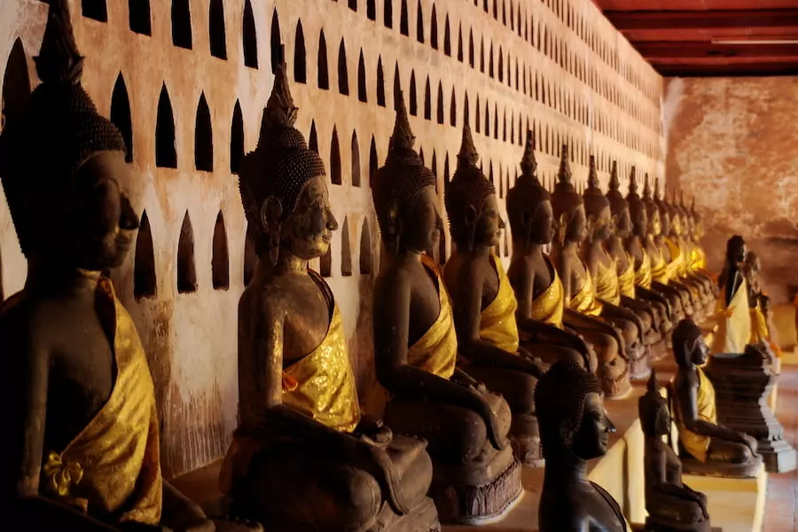 Les fameuses statues de Wat Sisaket