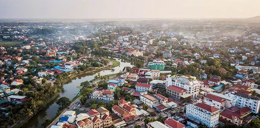 Photo de la ville de Siem Reap prise depuis le ciel en drone