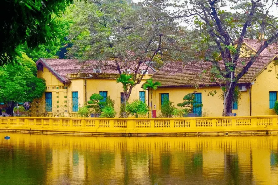 Extérieur de la maison No 54, lieu de résidence et de travail du président Ho Chi Minh