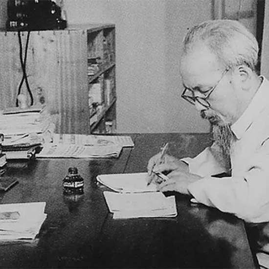 Ho Chi Minh au travail dans sa maison dîte "54"