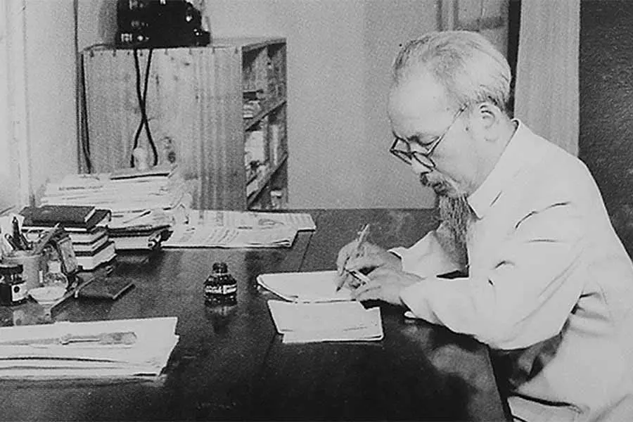 Ho Chi Minh au travail dans sa maison dîte "54"