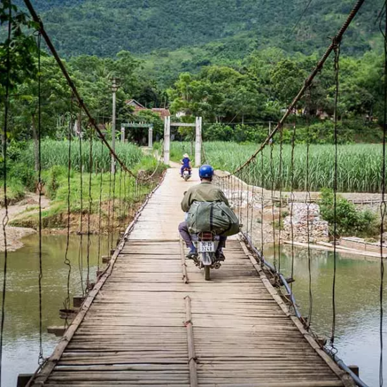 Homme à moto dans la réserve naturelle de Pu Luong