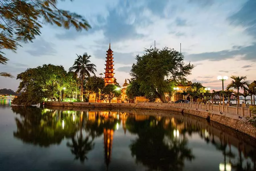 Vue extérieure de la pagode Tran Quoc au coucher du soleil