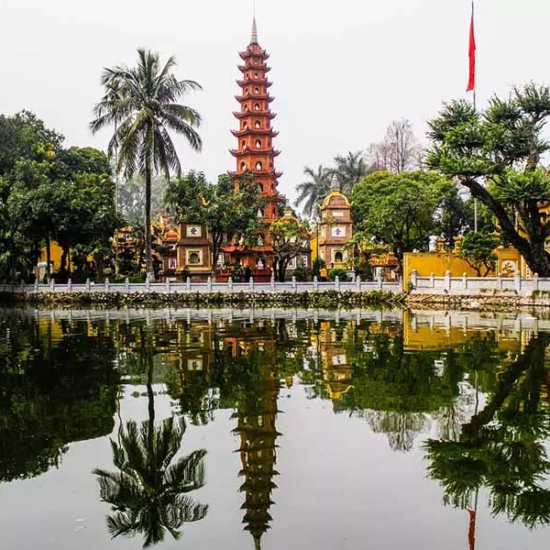 Vue générale de la pagode Tran Quoc à Hanoi