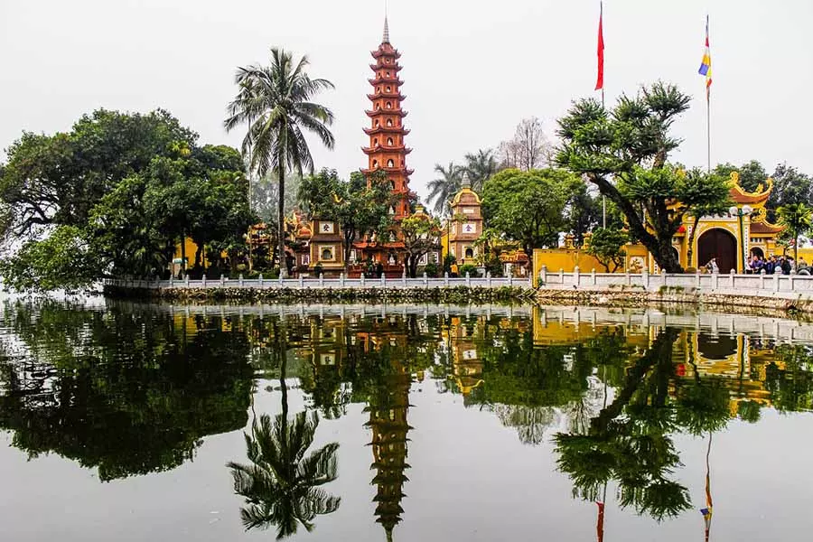 Vue générale de la pagode Tran Quoc à Hanoi