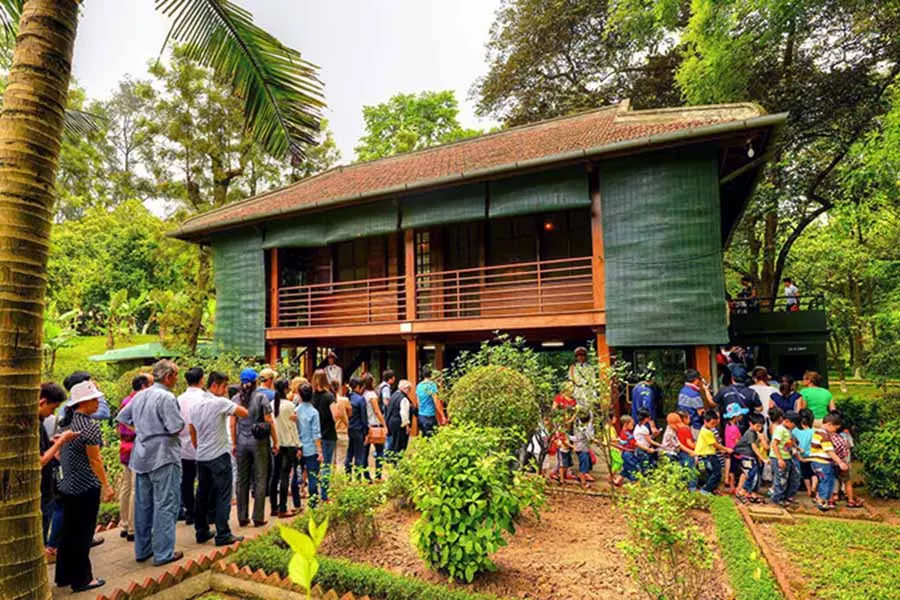 Vue extérieure de la maison sur pilotis Ho Chi Minh