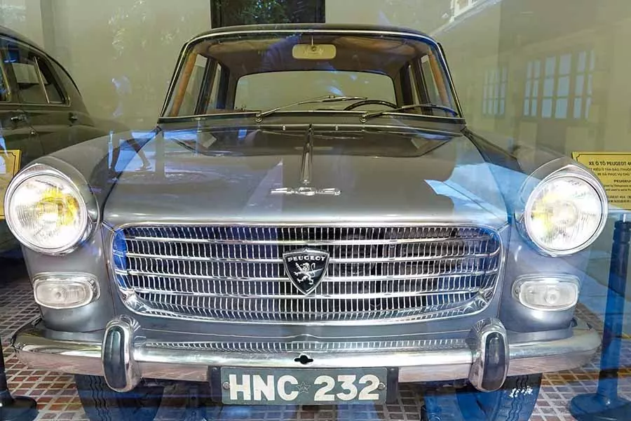 Peugeot 404 de Ho Chi Minh à travers la vitre