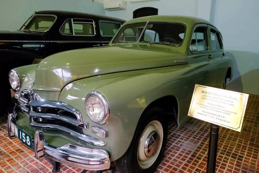 Voiture Pobeda de Ho Chi Minh à travers la vitre