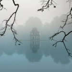 Lac Hoan Kiem de Hanoi dans la brume le matin