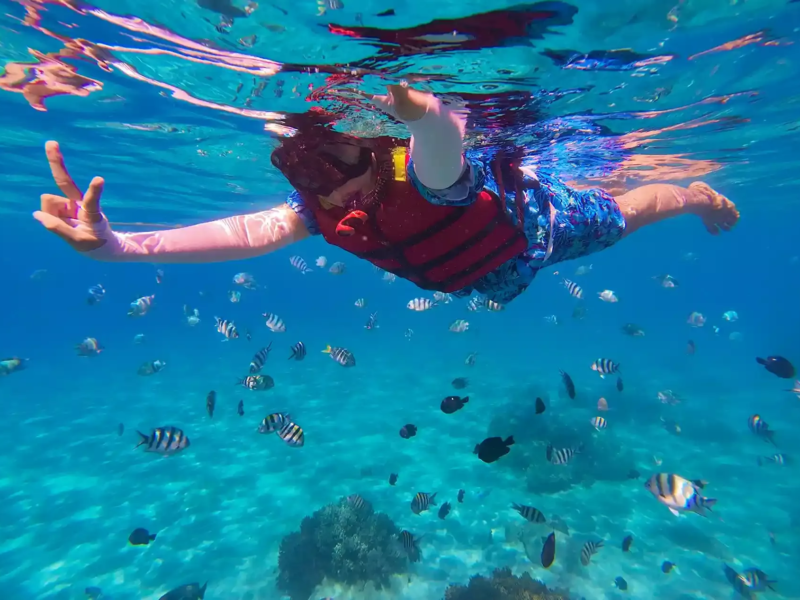 Snorkeling dans les eaux turquoises de Nha Trang, Vietnam