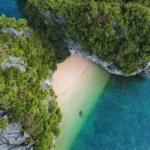 Vue aérienne d'un piton karstique de la baie d'Halong