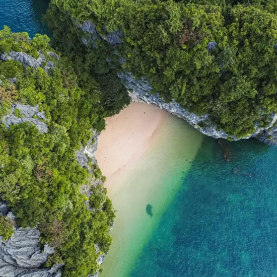 Vue aérienne d'un piton karstique de la baie d'Halong