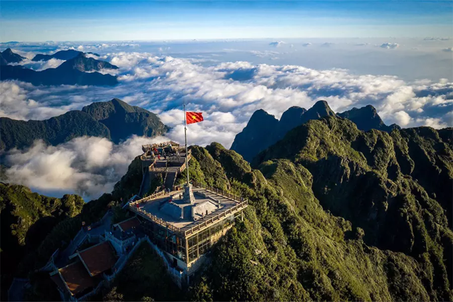 Vue aérienne du sommet le mont Fansipan